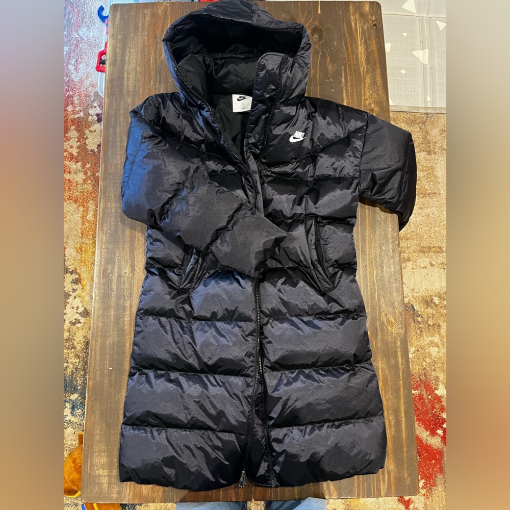 Nike therma-fit women’s XS Black long down Puffer parka Jacket embossed finish